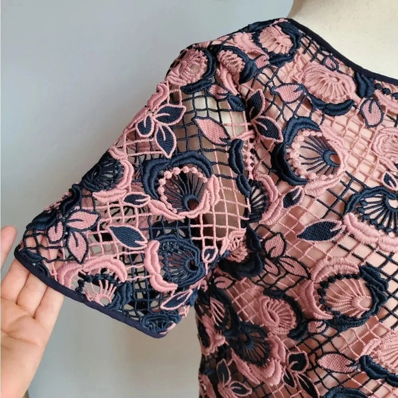 Ann Taylor Pink Navy Crochet Floral Lace Layered Short Sleeve Top SZ 8 Preppy - Picture 6 of 12